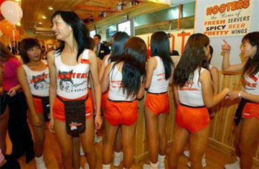 Opening eerste Hooters-filiaal in Shanghai, China (AP Photo/Eugene Hoshiko)