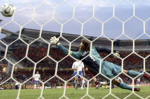Maniche scoort 1-0 voor Portugal (Foto: Telegraaf)